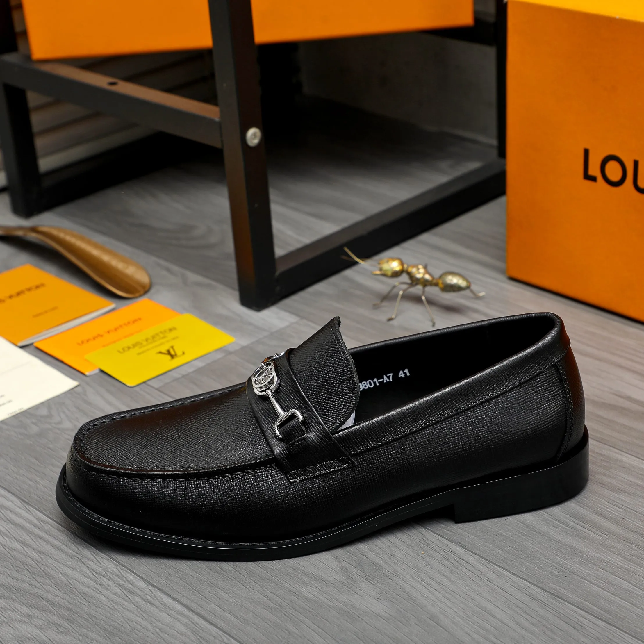 Men's shoes 💰p460 Product trademark: LV (Louis Vuitton) business slip-on leather shoes. Regular size: 38-45 (45 is custom-made and non-returnable) Product materials: Selected high-quality vertical grain cowhide upper, cowhide lining, original rubber outsole